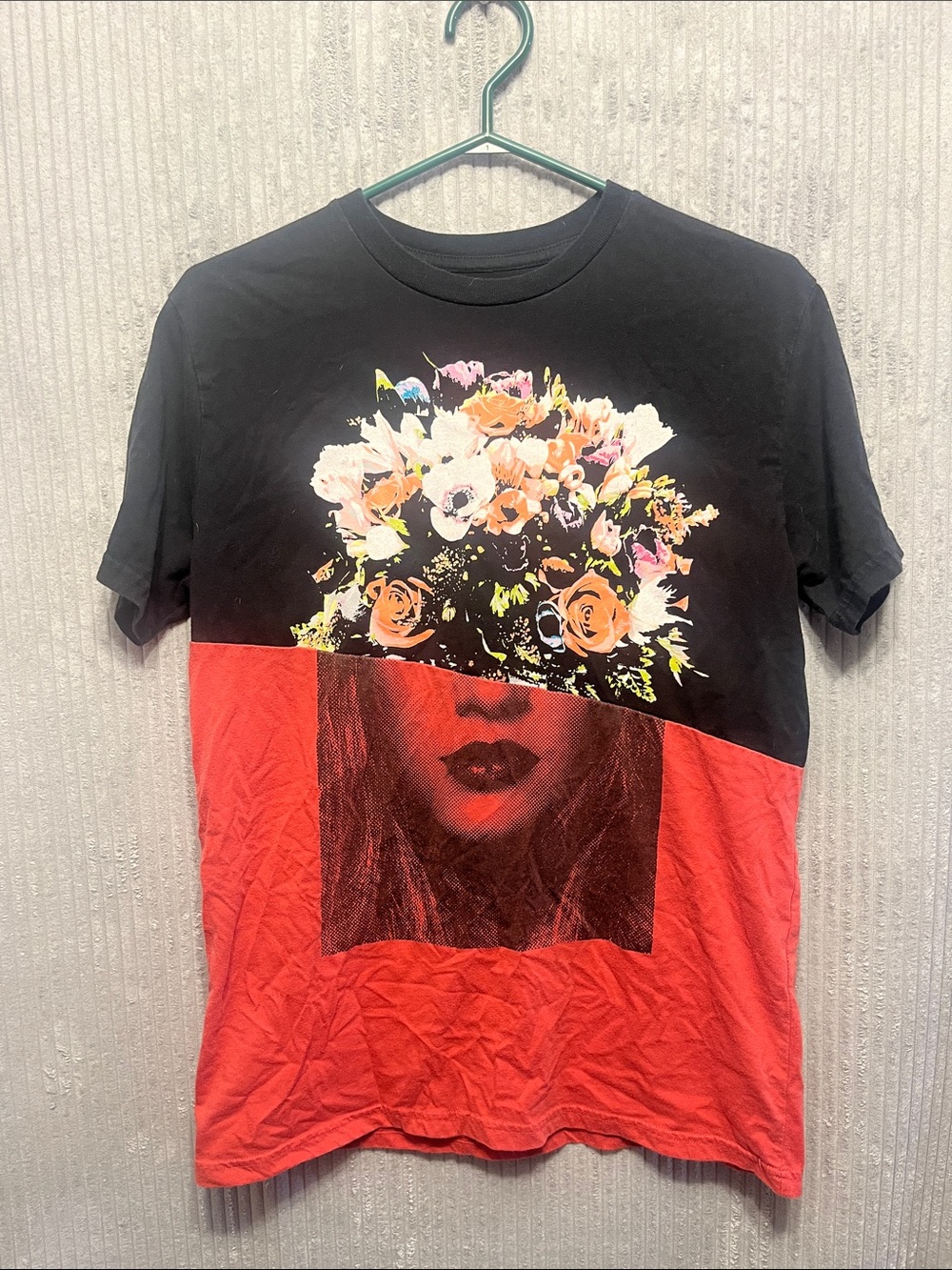 Men’s Lost Gods Black & Red Floral Graphic Colorblock Tee Medium
